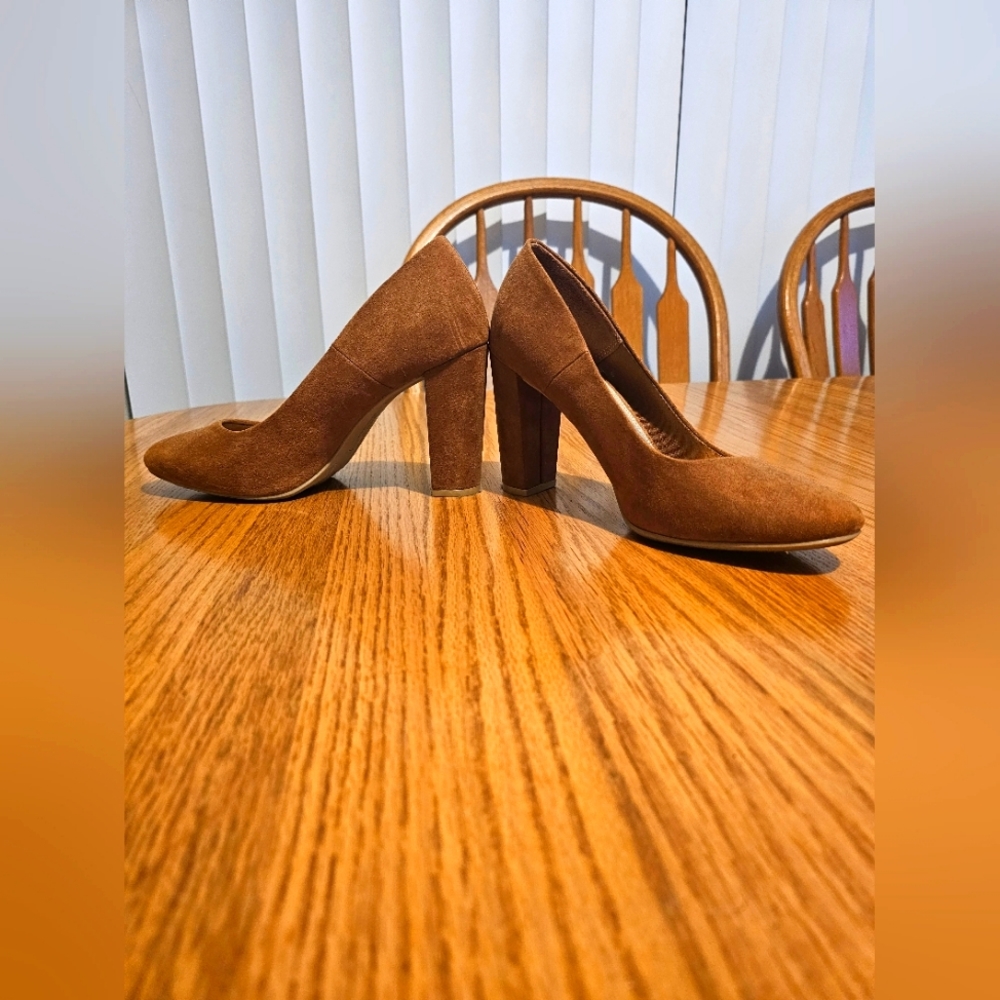 Like New Fioni Size 9 Brown Faux Suede Chunky Pumps